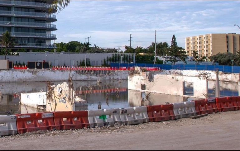Las autoridades aún analizan la apertura de la avenida Collins, debido a posibles daños que se pudieron haber presentado en la vía como consecuencia del desplome. EFE/G. Viera