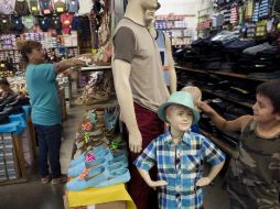 Las compras de ropa, calzado, gasolina y alimentos que antes se hacían en Estados Unidos ahora se realizan en los estados de Baja California, Chihuahua, Coahuila, Nuevo León, Sonora y Tamaulipas. EFE/ARCHIVO