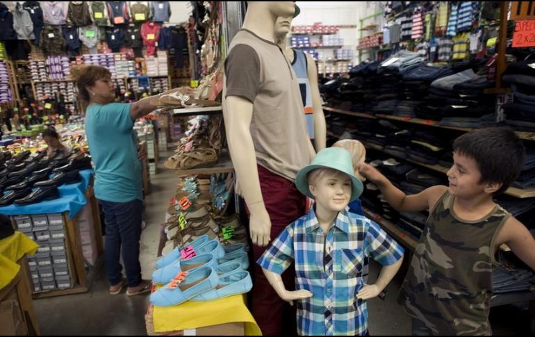 Las compras de ropa, calzado, gasolina y alimentos que antes se hacían en Estados Unidos ahora se realizan en los estados de Baja California, Chihuahua, Coahuila, Nuevo León, Sonora y Tamaulipas. EFE/ARCHIVO
