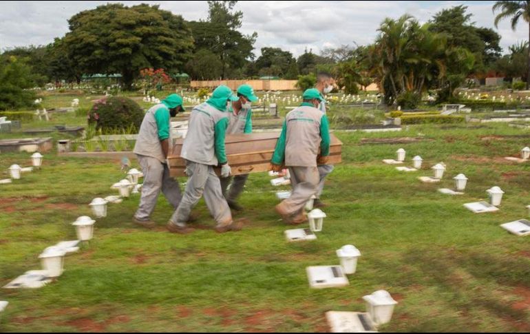 Brasil registra una tasa de mortalidad de 262 decesos por cada 100 mil habitantes y una incidencia de nueve mil 368 personas infectadas en la misma proporción. EFE/ARCHIVO