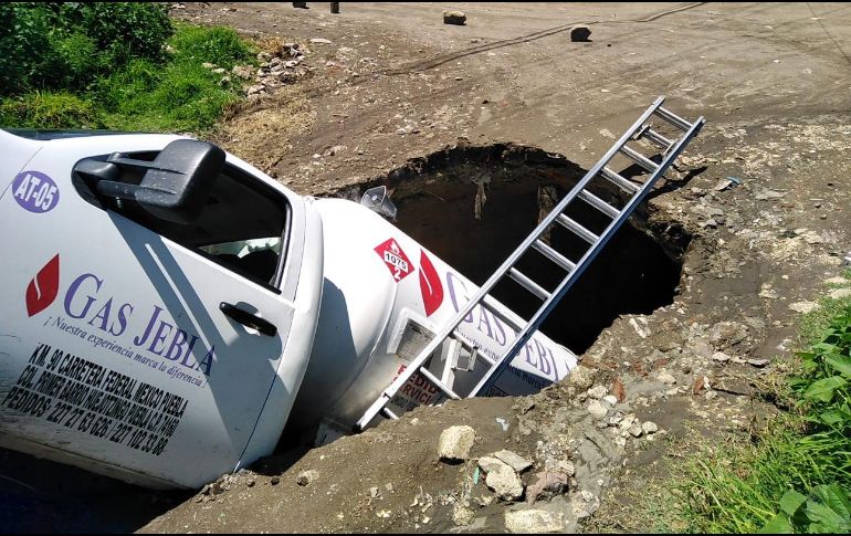 El socavón mide unos tres metros de diámetro, y de profundidad registra entre tres y cuatro metros. TWITTER/@Huejotzingo_SSP