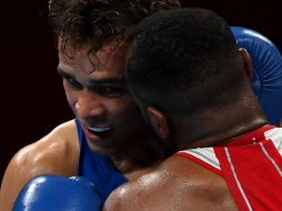 El boxeador marroquí Youness Baalla (rojo) fue descalificado de los Juegos Olímpicos de Tokio después de intentar morderle una oreja a su oponente durante un combate de los pesos pesados. AFP / L. Robayo