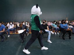 Disfrazado de oso panda, un bailarín animan a jóvenes después de aplicarse la vacuna. EFE/S. Gutiérrez