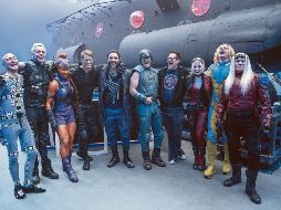 TALENTO. De izquierda a derecha: Sean Gunn, Pete Davidson, Mayling Ng, Joel Kinnaman, Jai Courtney, Nathan Fillion; el guionista / director James Gunn, Margot Robbie, Flula Borg y Michael Rooker en el set de “The Suicide Squad”. CORTESÍA/ WARNERBROS