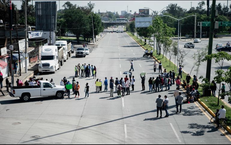 Los damnificados por las inundaciones en Zapopan detuvieron el tráfico en avenida López Mateos entre las 10:00 y las 12:30 de ayer. EL IFNORMADOR/G. Gallo