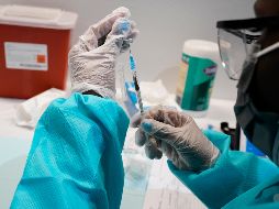 Pfizer dijo a principios de este mes que pretendía solicitar una autorización a la Administración de Alimentos y Fármacos de EU (FDA, en inglés) para suministrar una tercera dosis de la vacuna anticovid. AP / ARCHIVO