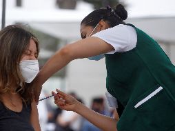 En esta primera jornada de vacunación para los mayores de 30, sólo se asignaron 240 mil vacunas de los laboratorios Sinovac y Astrazeneca. EFE / ARCHIVO