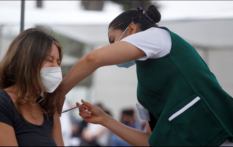 En esta primera jornada de vacunación para los mayores de 30, sólo se asignaron 240 mil vacunas de los laboratorios Sinovac y Astrazeneca. EFE / ARCHIVO