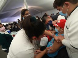 Personal de salud aplica la vacuna anticovid a jóvenes de 18 a 29 años en la Ciudad de México. EFE/S. Gutiérrez