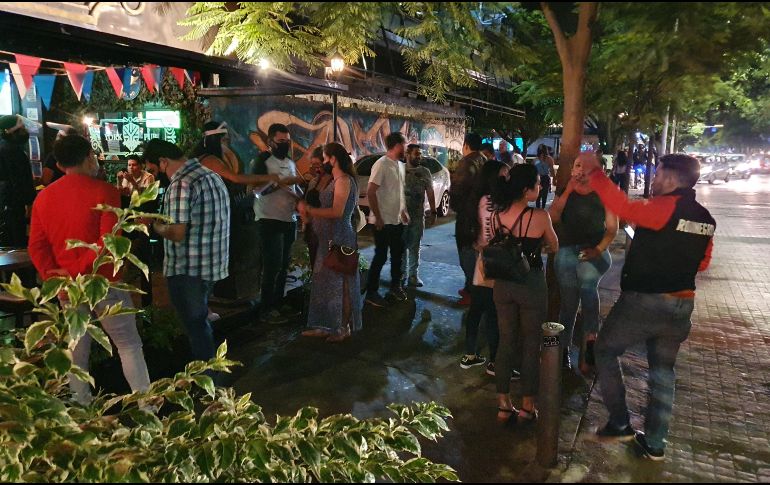 El gobernador de Jalisco aseguró que habrá ayuda económica para el personal de los bares. EL INFORMADOR/G. Gallo