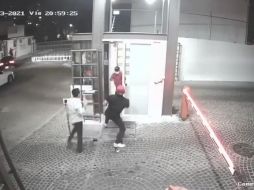 De acuerdo con testigos, los agresores estarían bajo el efecto de sustancias alcohólicas.Los vecinos ya habrían presentado una denuncia oficial ante las autoridades competentes. TWITTER / @JeSuisLaBOA