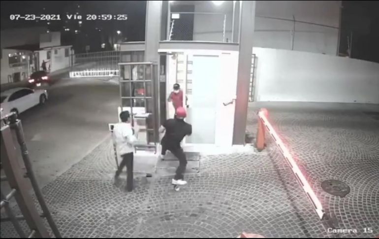 De acuerdo con testigos, los agresores estarían bajo el efecto de sustancias alcohólicas.Los vecinos ya habrían presentado una denuncia oficial ante las autoridades competentes. TWITTER / @JeSuisLaBOA