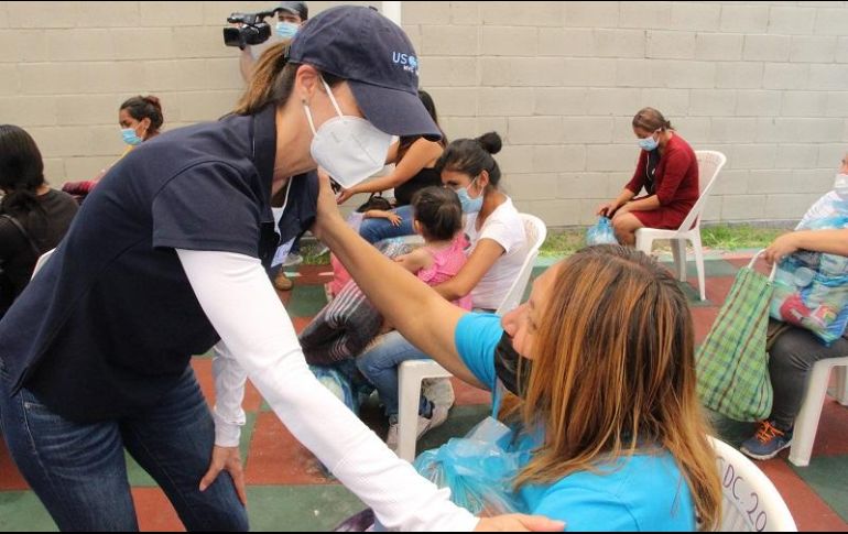 Cuatro vehículos pesados trasladaron más de 30 toneladas de apoyos a las instalaciones del Sistema DIF Municipal Zapopan. ESPECIAL