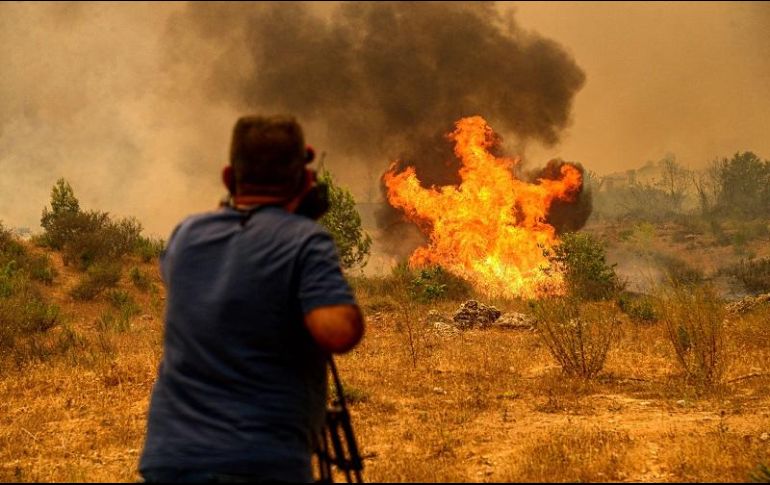 Ante el avance de las llamas, que llegaron a la localidad vecina de Akseki, las autoridades evacuaron 18 municipios y distritos. AFP/I. Akengin