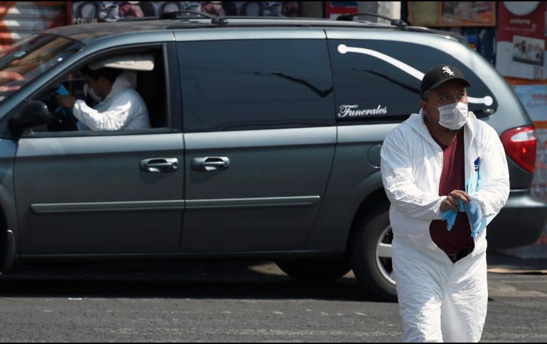 En todo México hubo 201 mil 163 muertes por coronavirus en 2020, número 35% superior a los reportados originalmente. AFP/A. Estrella