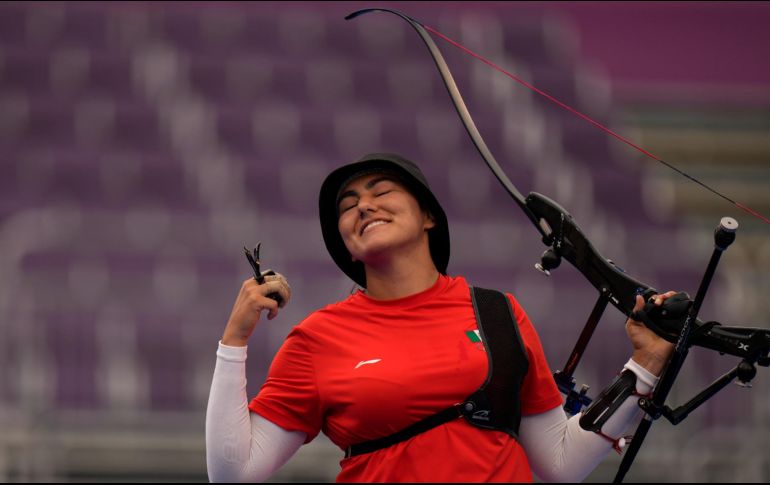 El tiro de Mackenzie Brown quedó más cercano del centro, mientras que Alejandra Valencia quedó a 12 milímetros. AP / A. Tarantino