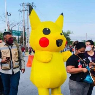 Joven se vacuna contra el COVID-19 vestido de "Pikachu"