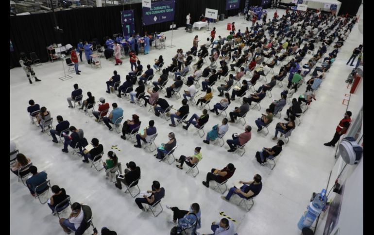 La vacunación se realiza con el Modelo Jalisco, que incluye logística, protocolos sanitarios y supervisión médica. ESPECIAL