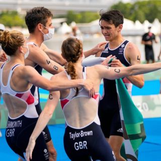 Gran Bretaña se lleva el primer oro olímpico en relevos mixtos de triatlón