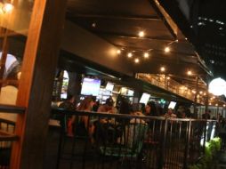 Jóvenes se aglutinan en los bares y calles aledañas. EL INFORMADOR/E. Gómez