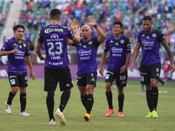 Camilo Sanvezzo festeja con compañeros. IMAGO7