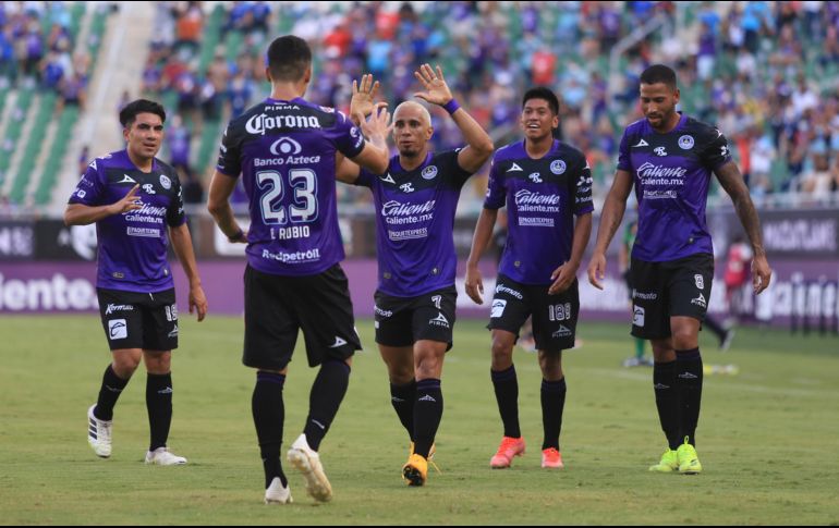 Camilo Sanvezzo festeja con compañeros. IMAGO7