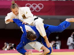 La judoca Martyna Trajdos (blanco) indicó que la imagen que circuló en redes sociales resultó chocante, pero se trató de un ritual que eligió ella misma para su entrenador. AP / V. Thian