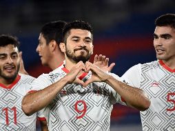 El jugador de Chivas (izq) solicita no olvidar que Corea del Sur fue un rival muy complicado, lo que debe resaltar aún más el triunfo mexicano. AFP / L. Bonaventure