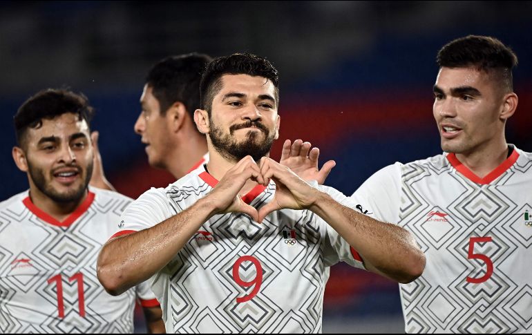 El jugador de Chivas (izq) solicita no olvidar que Corea del Sur fue un rival muy complicado, lo que debe resaltar aún más el triunfo mexicano. AFP / L. Bonaventure