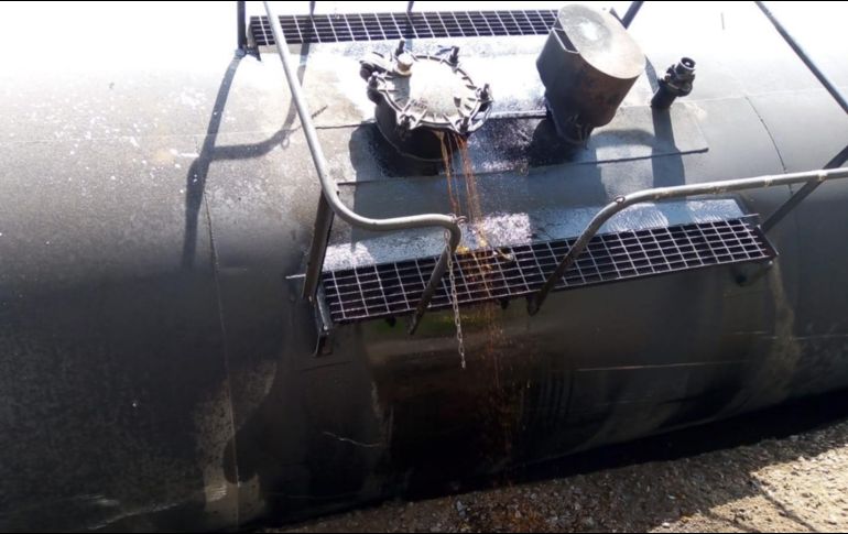 Tres vagones del tren se descarrilan, como consecuencia el aceite vegetal que trasladaban se derrama. ESPECIAL