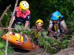 Al llegar, los bomberos encontraron en el fondo del barranco el vehículo pesado. ESPECIAL