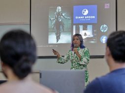 Sandra Valencia estuvo recientemente en su alma mater para impartir una charla presencial y virtual. EL INFORMADOR/A. Camacho