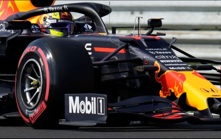 Sergio Pérez pudo continuar unos cuantos metros sobre el Hungaroring, pero se hizo a un lado y así terminó su competencia. AP / ARCHIVO