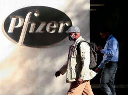 Según el Financial, la UE negoció los nuevos contratos más caros con Pfizer y Moderna en un momento en que estaba bajo presión para aumentar el suministro. AFP / ARCHIVO