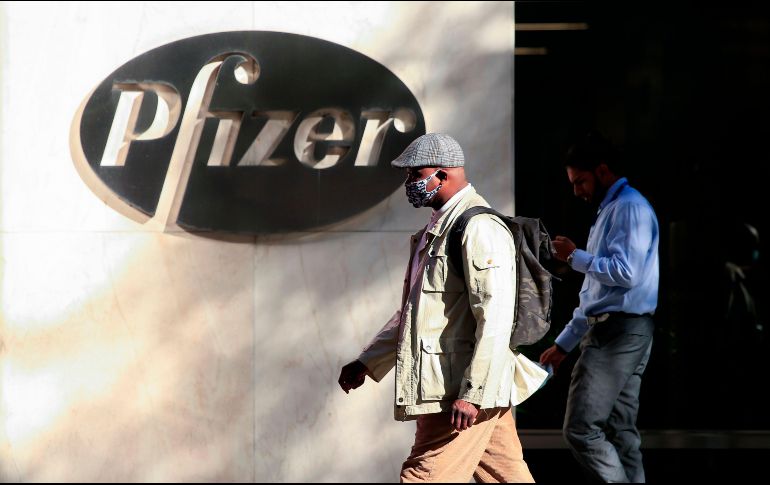 Según el Financial, la UE negoció los nuevos contratos más caros con Pfizer y Moderna en un momento en que estaba bajo presión para aumentar el suministro. AFP / ARCHIVO