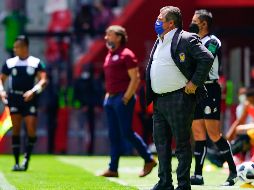 MOLESTO. Miguel Herrera se quejó por no tener el mismo trato arbitral que Toluca. IMAGO7
