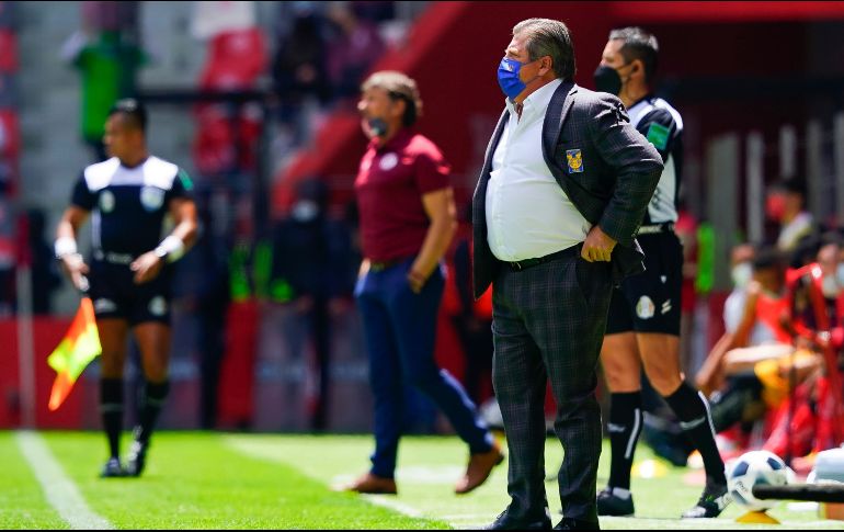 MOLESTO. Miguel Herrera se quejó por no tener el mismo trato arbitral que Toluca. IMAGO7