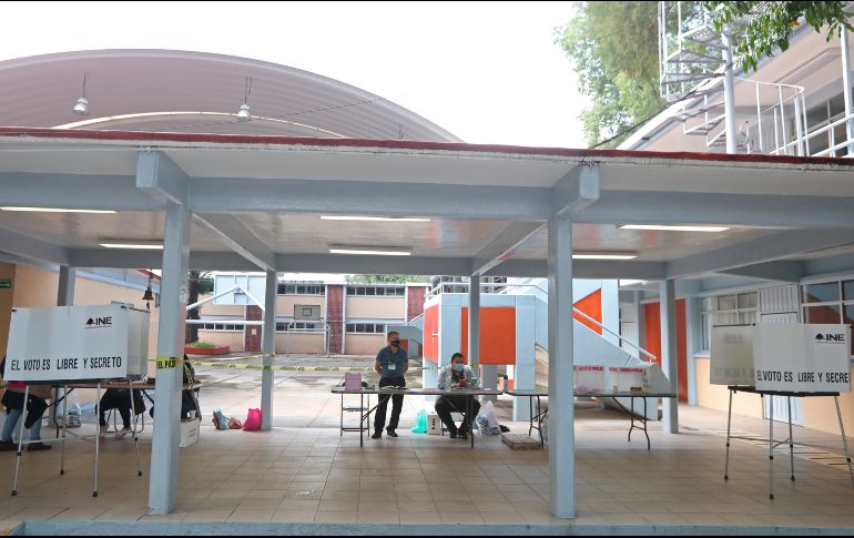 Casillas o metas receptoras de la consulta popular como ésta lucieron sin votantes en Ciudad de México. EFE/M. Guzmán