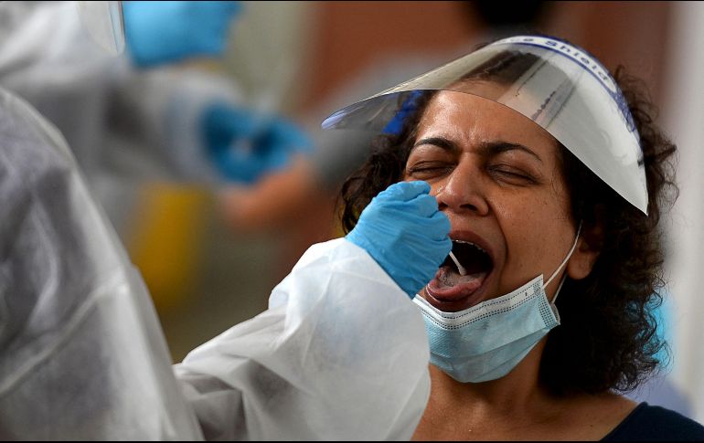 Este domingo la dependencia estatal confirmó mil 545 casos nuevos de coronavirus, con los cuales la Entidad llega a 283 mil 404 contagios acumulados durante toda la pandemia. AFP/A. SANKAR