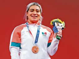 EMOCIONADA. La halterista Aremi Fuentes consiguió la tercera presea para la delegación mexicana y cerró un podio de puras representantes del continente americano. XINHUA