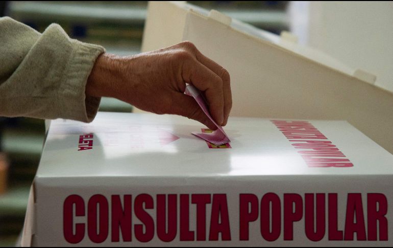 AMLO dice que en la próxima consulta popular van a participar muchos más ciudadanos, y que esta práctica se va convertir en un hábito. AFP / ARCHIVO