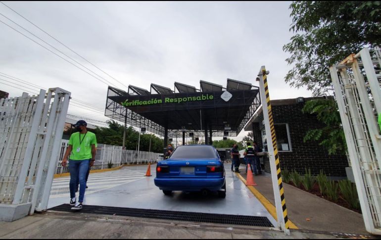 Ignacio llevó su Tsuru modelo 91, pero no pasó la verificación, por lo que tendrá un mes para regresar. EL INFORMADOR / R. Bobadilla