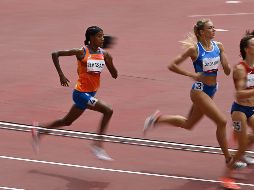 Sifan Hassan (i) se levantó tras la caída y comenzó a rebasar a las demás competidoras en la carrera eliminatoria de 1,500 metros en Tokio, Japón. AFP/I. Fassbender