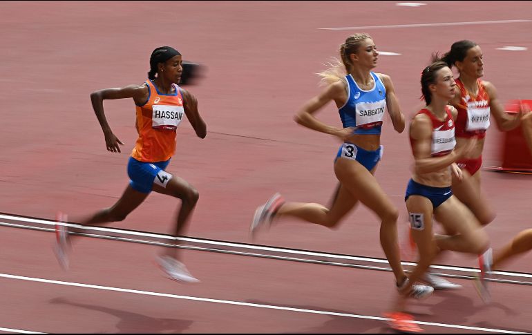 Sifan Hassan (i) se levantó tras la caída y comenzó a rebasar a las demás competidoras en la carrera eliminatoria de 1,500 metros en Tokio, Japón. AFP/I. Fassbender