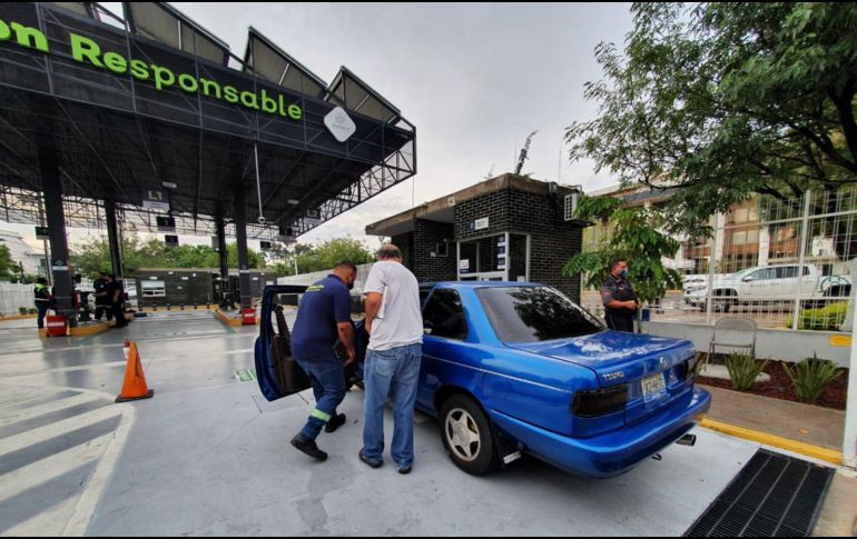 Personas propietarias de vehículos con placas foráneas interesadas en obtener una cita reportaron varias insuficiencias. EL INFORMADOR/R. Bobadilla