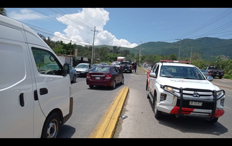 Se registró derrame de aceite y combustible, así como partes sólidas de ambos vehículos sueltas; los bomberos se encargaron de sanear la vialidad. ESPECIAL