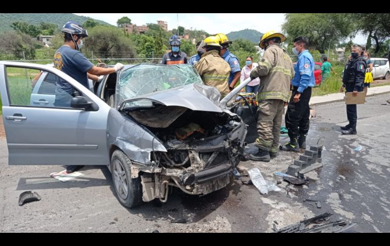 Se registró derrame de aceite y combustible, así como partes sólidas de ambos vehículos sueltas; los bomberos se encargaron de sanear la vialidad. ESPECIAL