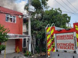 Los rescatistas laboraron y apagaron el incendio con un camión tipo motobomba y una pipa. ESPECIAL/Bomberos GDL