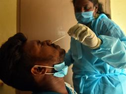 De los mil 300 test que se aplican en promedio diariamente en la terminal aeroportuaria, actualmente son hasta 20 las pruebas positivas detectadas. EFE/I. Mohammed