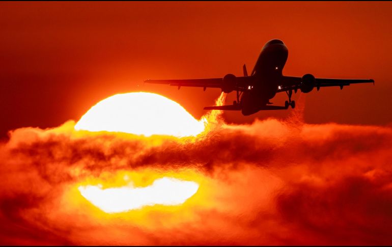 Según una encuesta realizada por dos sindicatos de aerolíneas con casi 5 mil asistentes de vuelo, el 85% de ellos tuvo que lidiar con pasajeros problemáticos en 2021. AP/ARCHIVO